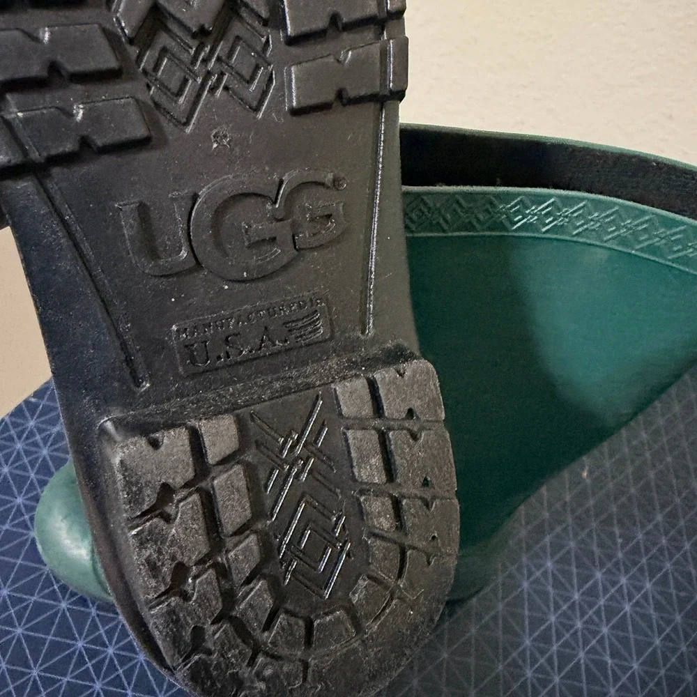 UGG Waterproof‎ Rain Boots Kids Size 1 Green Rubber Pull On Spring Midcalf